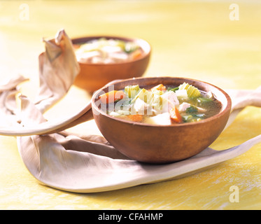 Soupe de gingembre avec du poulet et légumes - Kenia Banque D'Images