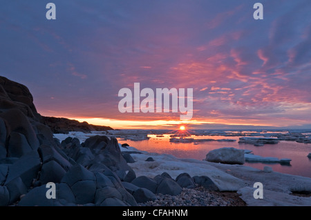 Coucher du soleil sur la côte ouest de la Baie d'Hudson, à Churchill, Manitoba, Canada. Banque D'Images