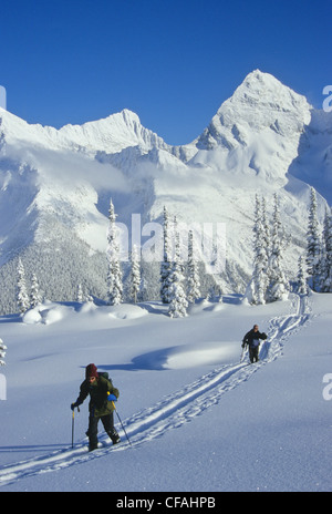 Couple à la tête d'Arête Abbott au col Rogers (Glacier National Park), de la Colombie-Britannique, Canada. Banque D'Images