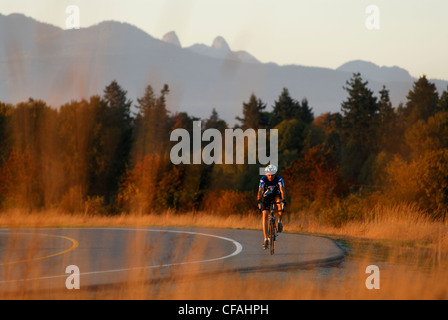 Cyclisme sur route de l'homme à l'Iona Beach Parc Régional. Richmond, British Columbia, Canada Banque D'Images