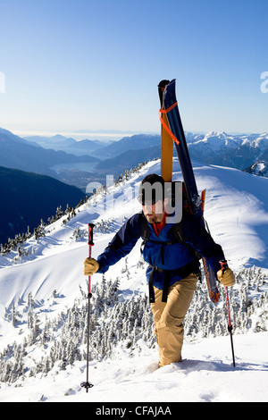 Homme randonnée sur le mont Garibaldi, Chaîne côtière, en Colombie-Britannique, Canada. Banque D'Images