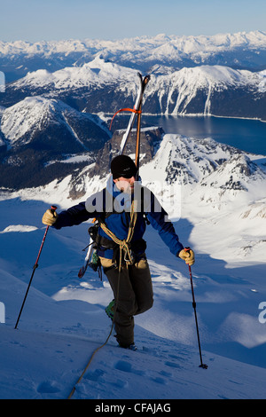 Homme randonnée sur le mont Garibaldi, Chaîne côtière, en Colombie-Britannique, Canada. Banque D'Images