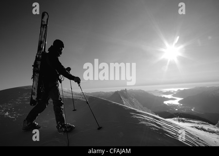 L'homme regardant la vue sur le mont Garibaldi, Chaîne côtière, en Colombie-Britannique, Canada. Banque D'Images