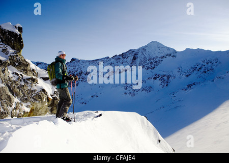 L'homme regardant la vue dans l'arrière-pays de la chaîne Côtière, Whistler, British Columbia, Canada. Banque D'Images