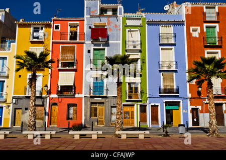 Multi-couleur fishermens maisons dans une ville balnéaire espagnole. Banque D'Images