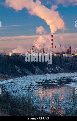 Raffinerie de pétrole et de la rivière Saskatchewan Nord, Edmonton, Alberta, Canada. Banque D'Images