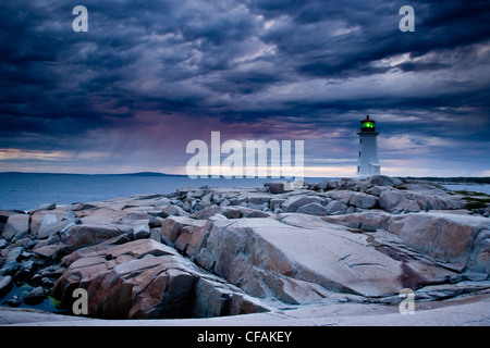 Phare de Peggy's Cove au cours d'approche de l'orage, en Nouvelle-Écosse, Canada. Banque D'Images