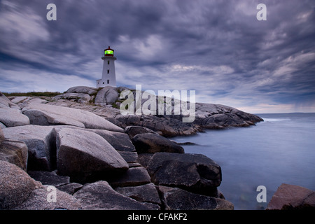 Phare de Peggy's Cove au cours d'approche de l'orage, en Nouvelle-Écosse, Canada. Banque D'Images