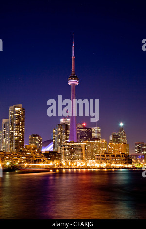 Toronto Skyline at night vu de l'aéroport de l'île, l'Ontario, Canada. Banque D'Images