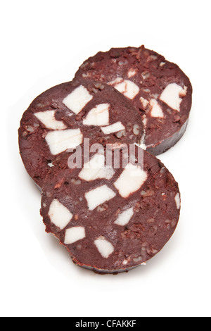 Boudin noir ou boudin cru tranché et on a white background studio. Banque D'Images