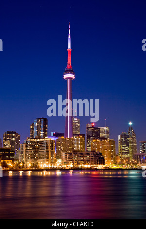 Toronto Skyline at night vu de l'aéroport de l'île, l'Ontario, Canada. Banque D'Images