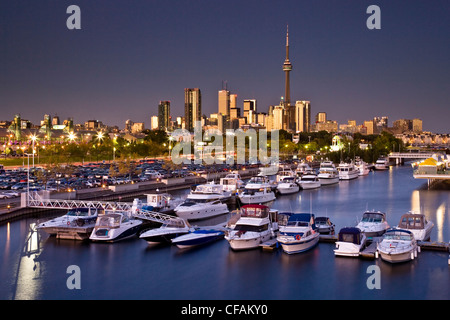 Ville de Toronto et l'Ontario Place en soirée, Toronto, Ontario, Canada. Banque D'Images