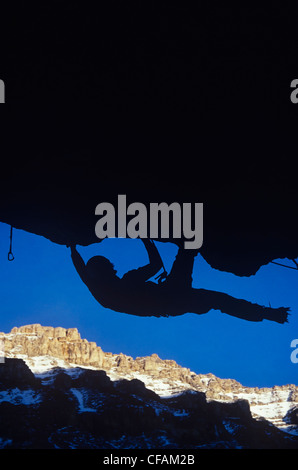 Rock climber hanging from cliff, Alberta, Canada. Banque D'Images