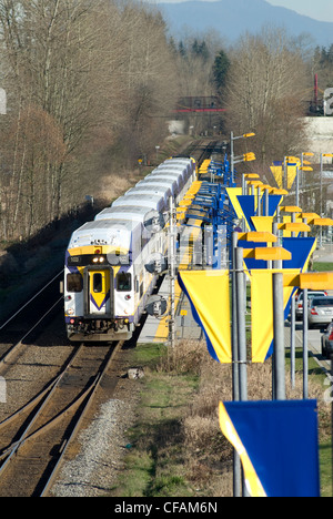 Le West Coast Express ramasse les navetteurs sur un des rares après-midi au Port Moody Station. Port Moody, C.-B., Canada. Banque D'Images