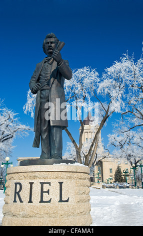 Louis Riel scuplture avec l'Édifice de l'Assemblée législative du Manitoba dans l'arrière-plan, Winnipeg, Manitoba, Canada Banque D'Images