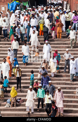 Les gens de quitter le Jama Masjid (mosquée du vendredi) après la prière du vendredi, Old Delhi, Delhi, Inde Banque D'Images