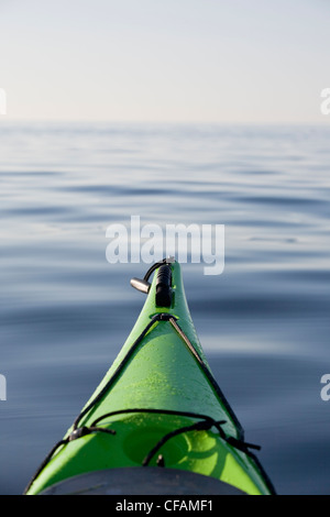 La proue d'un kayakiste de partir dans le calme de la matinée, les eaux de la côte sud, Terre-Neuve, Canada Banque D'Images