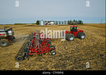 Déplacer le tracteur et l'air jusqu'à la plantation semoir Banque D'Images