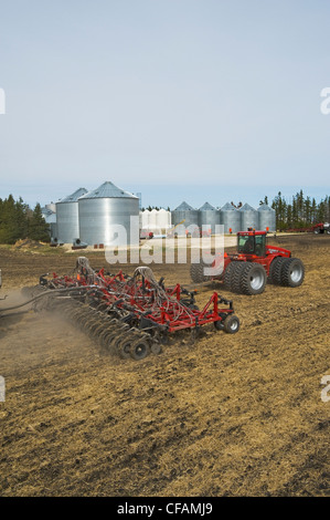 Déplacer le tracteur et l'air jusqu'à la plantation semoir Banque D'Images