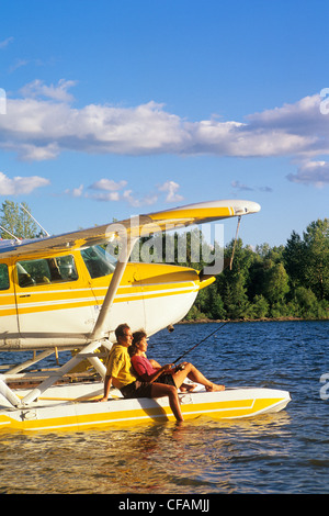 Couple sur hydravion, Otter Falls, parc provincial de Whiteshell, Manitoba, Canada Banque D'Images