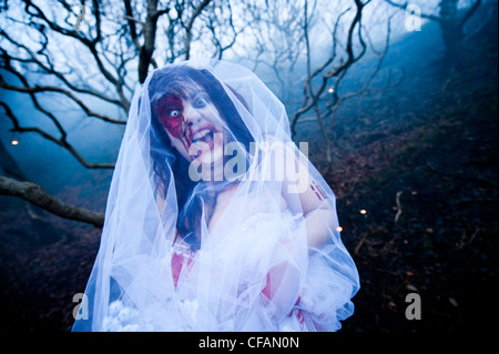 Une jeune femme en maquillage complet prenant part à un Zombie mariée robe de mariage la 'corbeille' Banque D'Images