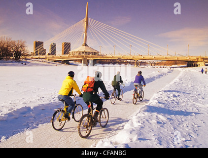 Les personnes du groupe à vélo le long du sentier de la rivière Winnipeg Banque D'Images