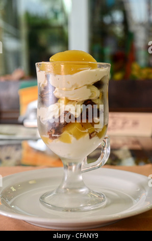 Petit gâteau fraîchement cuit au four avec des tranches d'orange sur une assiette Banque D'Images