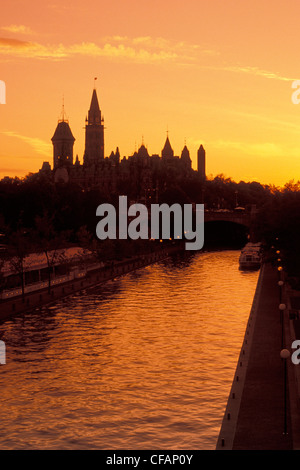 Édifices du Parlement et le Canal Rideau au coucher du soleil, Ottawa, Ontario, Canada Banque D'Images