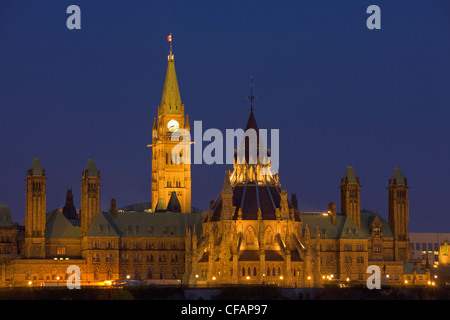 Vue sur la Colline du Parlement vu de la Pointe Nepean au crépuscule dans la ville d'Ottawa, Ontario, Canada Banque D'Images