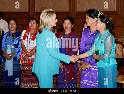 La secrétaire d'Etat américaine, Hillary Rodham Clinton rencontre les membres de la minorité ethnique de la Chambre basse du Parlement birman au Parlement en décembre 1, 2011 dans la capitale Nay Pyi Taw, le Myanmar. Banque D'Images