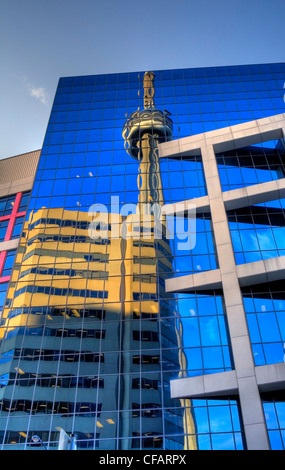 Reflet de la tour CN dans immeuble de Radio-Canada, Toronto, Ontario, Canada Banque D'Images