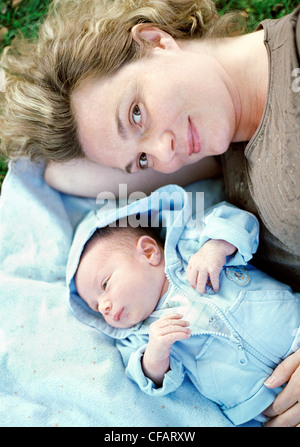 2 1/2 mois bébé garçon avec sa mère de 36 ans allongé sur le sol, Montréal, Québec, Canada Banque D'Images