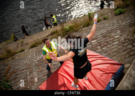 Glasgow rat race concurrent saute sur un tapis de Banque D'Images