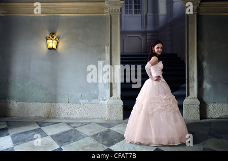 Jeune femme en robe de soirée blanche. Banque D'Images