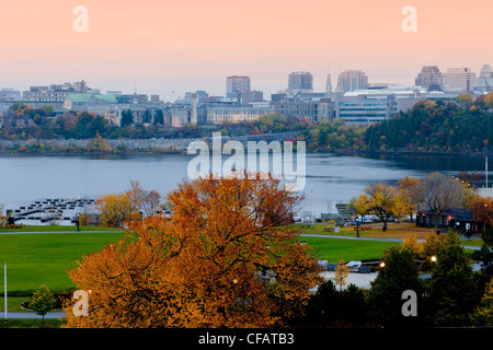 Vue d'Ottawa (Ontario) à la tombée de Hull, Québec, Canada. Banque D'Images