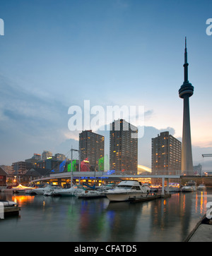 Quais du port de plaisance et de la Tour CN, Toronto, Ontario, Canada. Banque D'Images