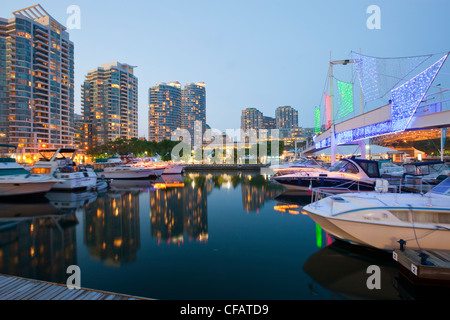 Waterfront marina au crépuscule, Toronto, Ontario, Canada. Banque D'Images