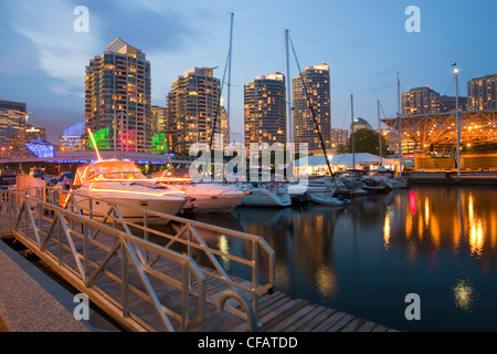 Waterfront marina au crépuscule, Toronto, Ontario, Canada. Banque D'Images