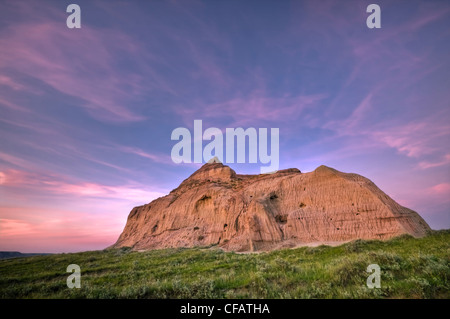 Castle Butte pendant le coucher du soleil dans les Big Muddy Badlands, dans le sud de la Saskatchewan, Canada Banque D'Images