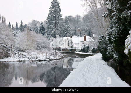 Une scène d'hiver de l'eau dans le village de lâche, Kent Angleterre Banque D'Images