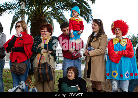 Les gens qui suivent le défilé de carnaval à Funchal, Madère Banque D'Images