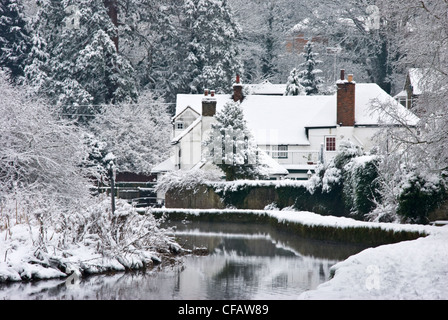 Une scène d'hiver de l'eau dans le village de lâche, Kent Angleterre Banque D'Images