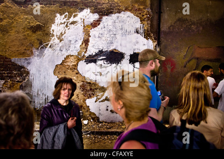 L'art du graffiti au Festival de canettes par Banksy apparaissent avec le travail de 29 autres artistes dans un tunnel à Waterloo, Londres. Banque D'Images