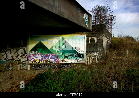 Ancienne affiche de la cigarette a révélé avec les pyramides d'Égypte, sous un pont de chemin de fer sur la North Circular Road, Londres. Banque D'Images