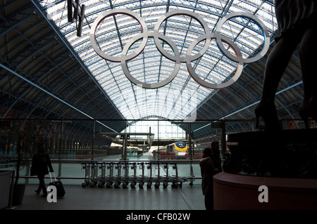 Les anneaux olympiques à St Pancras International Rail Station Banque D'Images