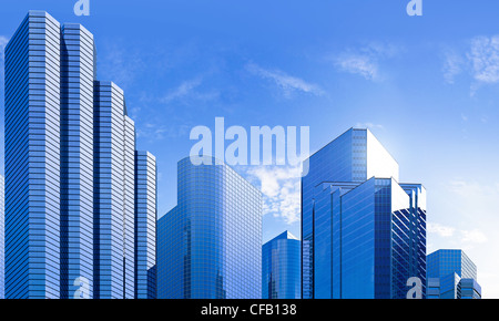 Bâtiments gratte-ciel en verre bleu, en position dominante sur un ciel partiellement obscurci Banque D'Images