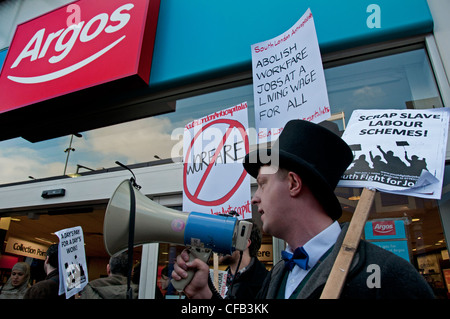 Des manifestants anti-travail ciblant les boutiques à Brixton High Street. Protestant contre l'emploi des gouvernements pour dispositif d'emploi. Banque D'Images