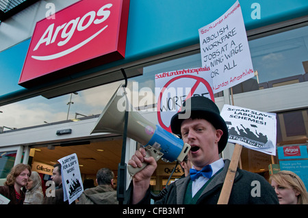 Des manifestants anti-travail ciblant les boutiques à Brixton High Street. Protestant contre l'emploi des gouvernements la honte pour les chercheurs d'emploi. Banque D'Images