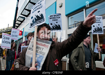 Des manifestants anti-travail ciblant les boutiques à Brixton High Street. Protestant contre l'emploi des gouvernements pour dispositif d'emploi. Banque D'Images