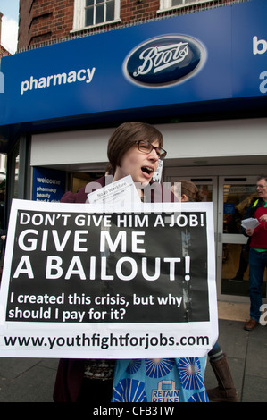 Des manifestants anti-travail ciblant les boutiques à Brixton High Street. Protestant contre l'emploi des gouvernements pour dispositif d'emploi. Banque D'Images